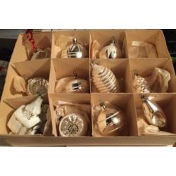 Doos met 11 Oude Kerstballen.