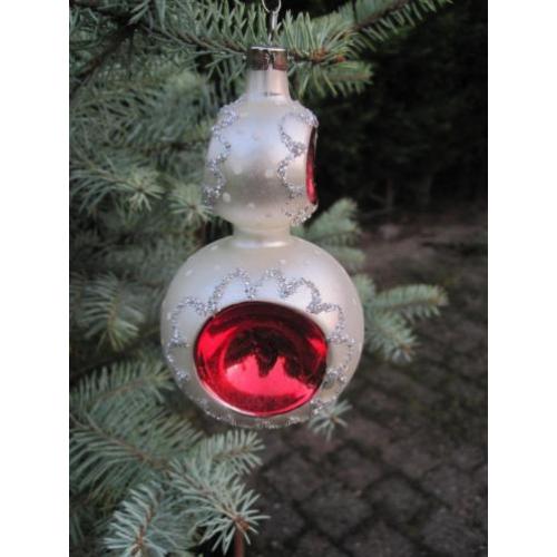 Grote oude kerstbal deukbal met gekleurde deuken en glitters
