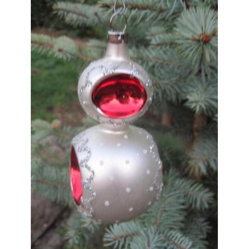 Grote oude kerstbal deukbal met gekleurde deuken en glitters