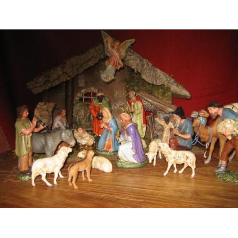 Oude Kerststal met kerstfiguren Marolin