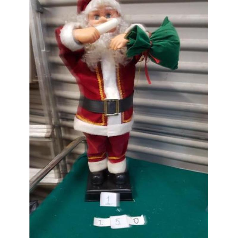Kerstman op batterijen en piramide met verlichting