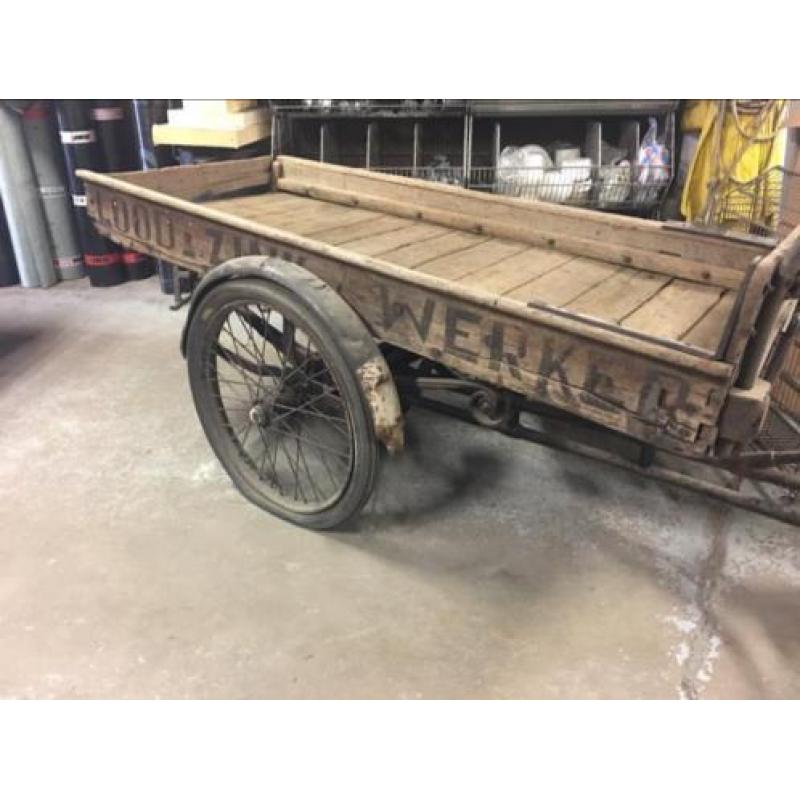 Antieke loodgieters bakfiets