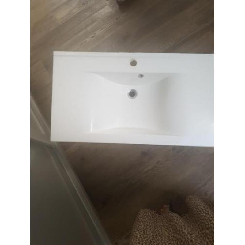 wastafel voor oo een badkamerkast