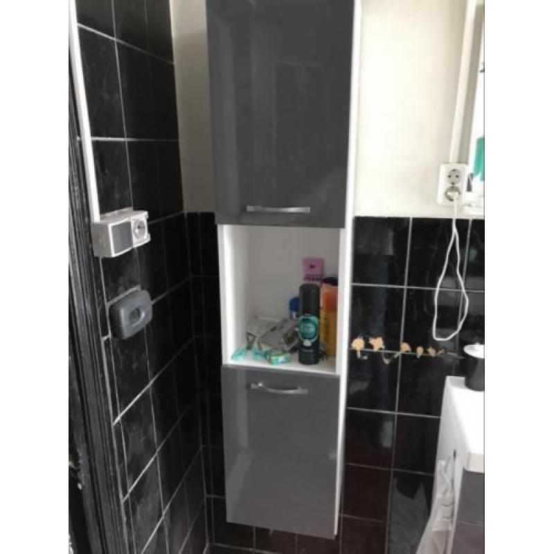 Complete badkamer set met wasbak, hangkast, en spiegel