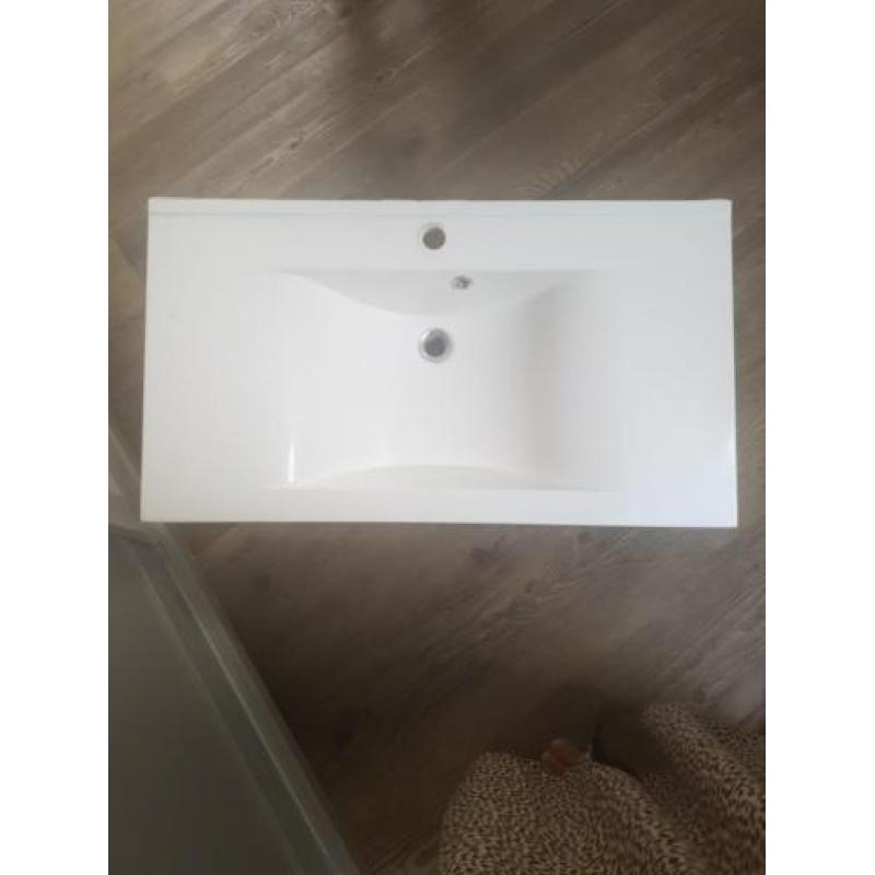 wastafel voor oo een badkamerkast