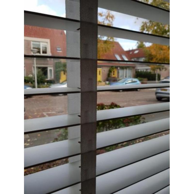 Wit houten jaloezieen, afmeting h 190 cm x b 240 cm