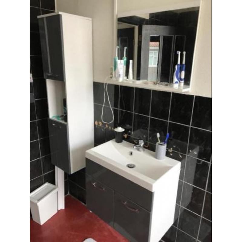 Complete badkamer set met wasbak, hangkast, en spiegel