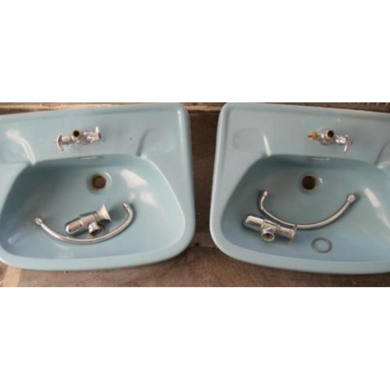Twee blauwe wastafels. Breedte 66,5 cm, diepte 50 cm, hoogte