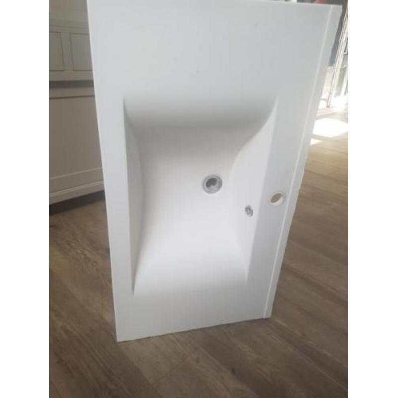 wastafel voor oo een badkamerkast