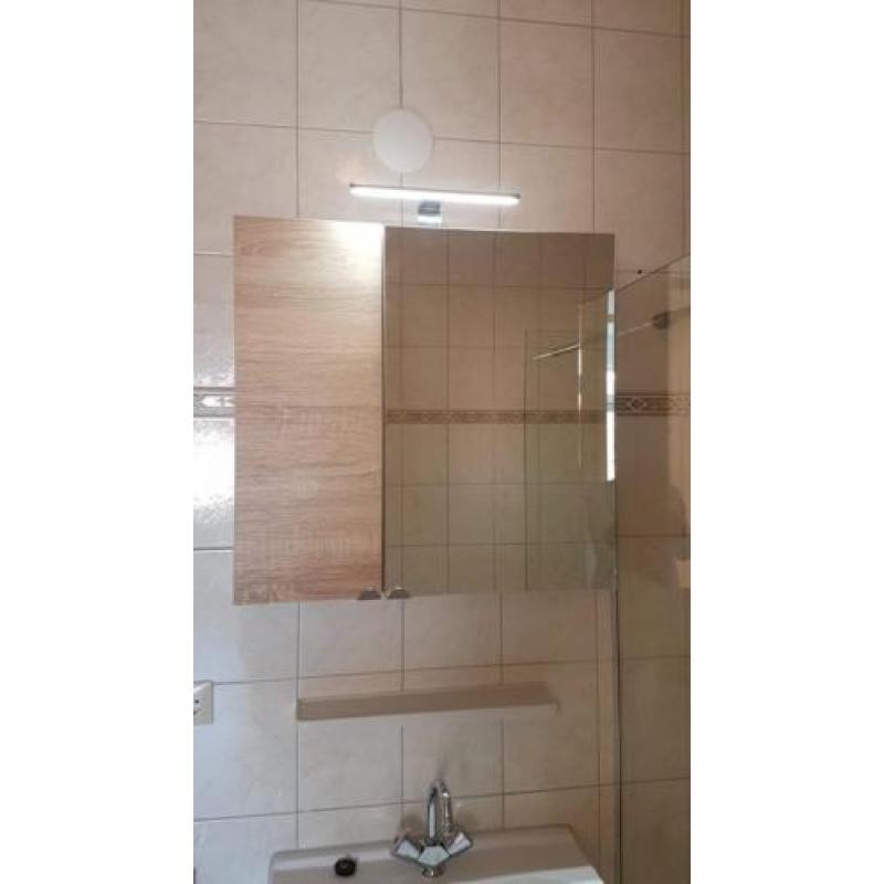 Mooi badkamer spiegelkastje en bijpassende staande kast