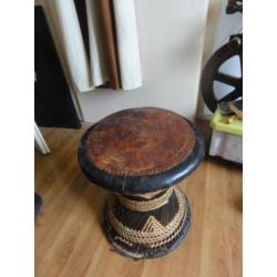 leuke, ronde, gevlochten kruk met leer 43cm hoog 38cm breed
