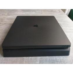 PS4 Slim 1TB met 2 controllers en 3 games
