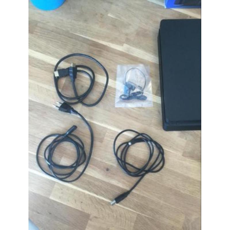 PlayStation 4 1TB JetBlack Slim en V2 controller