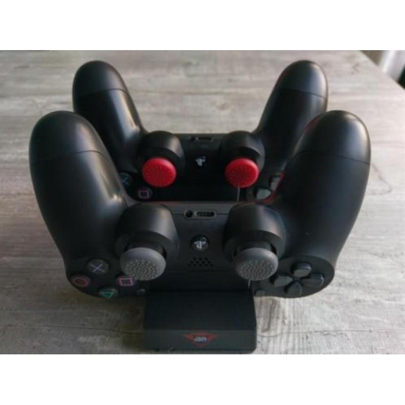 PS4 Slim 1TB met 2 controllers en 3 games
